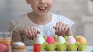 小女孩像兔子一样从桌子底下出现，享受着鲜艳的彩蛋