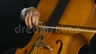 音乐家妇女演奏大提琴专业<strong>经典音乐</strong>。 黑烟背景。 关门