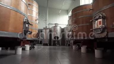 酒厂大厅有巨大的垂直葡萄酒橡木木桶，在那里葡萄发酵