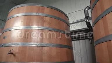 酒厂大厅有巨大的垂直葡萄酒橡木木桶，在那里葡萄发酵
