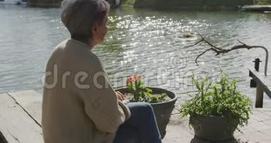 老年妇女在户外享受空闲时间