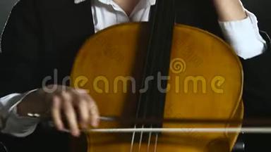 女人演奏大提琴专业经典音乐。 黑烟背景。 关门