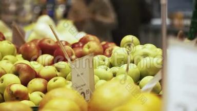 超市里的工人正在放苹果
