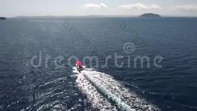 在希腊的Neos Marmaras Halkidiki，快艇横渡大海的空中视野，用无人驾驶飞机前进和侧移