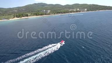 空中观看快艇横渡海，Neos Marmaras Halkidiki，希腊，无人驾驶飞机横向移动