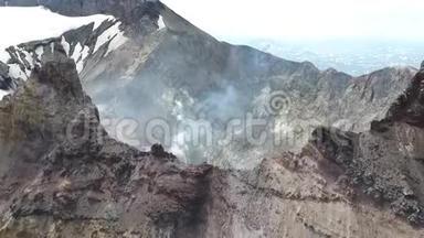 令人惊叹的火山景观：l温泉源，周围是富马龙。