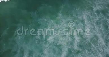 在<strong>汹涌</strong>的<strong>海浪</strong>和令人惊叹的蓝色和绿色海泡沫质地之上的无人机上升。