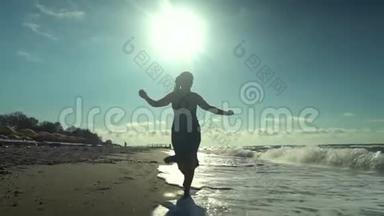 <strong>年轻</strong>漂亮的女人沿着海滨跑。 她`高兴。 沙滩和海浪。 慢动作。 女人微笑。 这<strong>就是</strong>