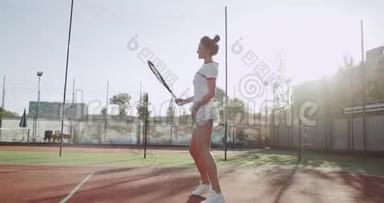 网球场阳光明媚的一天，一位漂亮的女士装备了网球比赛，比赛前动作滑稽。
