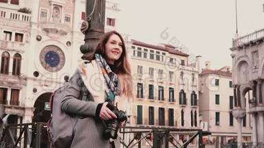 快乐兴奋的女记者带着相机走在秋天的圣马可广场和成群的鸽子在威尼斯慢动作。