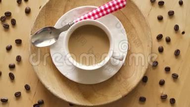 木制<strong>桌子</strong>上装饰板上有勺子的咖啡<strong>俯视</strong>图