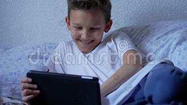 十几岁的男孩通过视频聊天，在平板电脑上录制故事