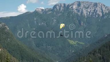 在山上飞翔，滑翔伞在高山景观中，自由和冒险的概念