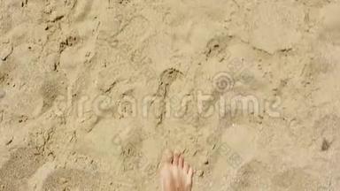 雄脚沿着沙滩行走.. 一个男人喜欢在沙滩上放松。 一个人走在海边的沙滩上。