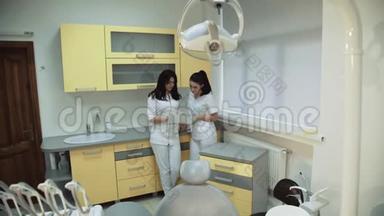 两名年轻的女牙医在牙科室咨询。 4K