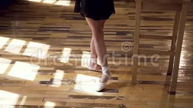 穿白色交谊舞鞋的苗条芭蕾舞腿正在芭蕾舞课上训练。 芭蕾舞现代芭蕾舞的芭蕾舞实践