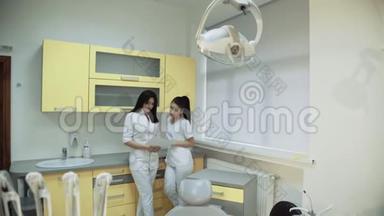 两名年轻的女牙医在牙<strong>科室</strong>咨询。 4K