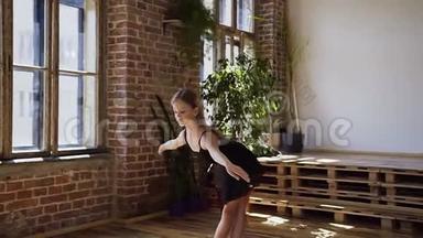 可爱的芭蕾舞演员优雅地在现代宽敞的芭蕾舞学校表演古典芭蕾的元素。 培训时间