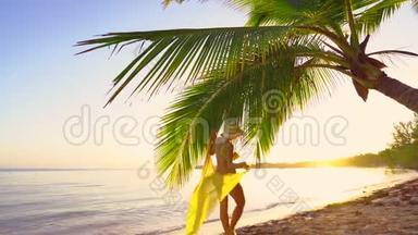 跟随我的概念，年轻的女人跑在热带异国海滩。 暑假。