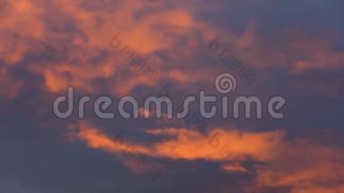 夕阳下的乌云在天空中飘过紫色的乌云