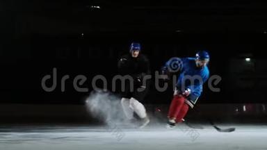 两名职业曲棍球运动员去鲁达争夺冰球。 电源接收