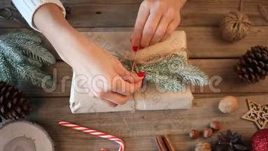 圣诞礼物装饰。 手工装饰概念。 女人在木桌上<strong>包装礼盒</strong>。