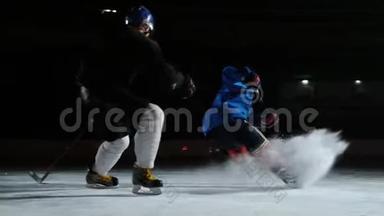 两个人在溜冰场打曲棍球。 两个冰球运动员为冰球而战。 史泰康