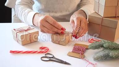 圣诞礼物装饰。 手工装饰概念。 女人在白色的桌子上<strong>包装礼盒</strong>。