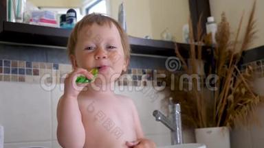 刷牙背景。 牙刷和婴儿。 第一颗牙齿。 乳牙的牙膏.. 宝宝在里面刷牙