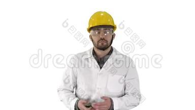 工程师戴着<strong>防</strong>护<strong>眼镜</strong>和帽子走路，在白色背景上接电话。