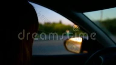 在车上特写黑女孩的侧写，以应对晚上的交通