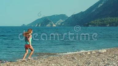 小女孩沿着海边奔跑。 在海上度假的青少年