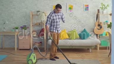 一个没有手的年轻人正在用吸尘器打扫房子