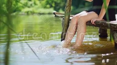 那个女孩`腿在池塘里<strong>溅起水</strong>花