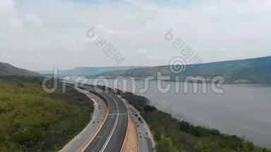 无人机拍摄在建高速公路高速公路高速公路收费近自然大江大山的鸟瞰图