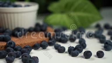 蓝莓的电影片段，放在桌子上和白碗里