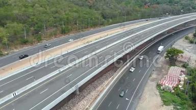 无人机拍摄在建高速公路高速公路高速公路收费近自然大江大山的鸟瞰图