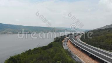 无人机拍摄在建<strong>高速公路高速公路高速公路</strong>收费近自然大江大山的鸟瞰图