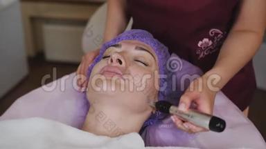 美容师在病人脸上做液压剥离和清洁程序。 滋润、剥落和振兴