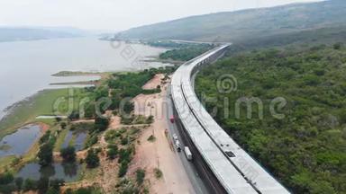 无人机拍摄在建<strong>高速公路高速公路高速公路</strong>收费近自然大江大山的鸟瞰图
