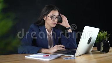 坐在电脑前的自由职业者女孩，厌倦了工作，头痛。那个商人工作很累。