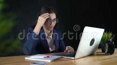 <strong>坐在电脑前</strong>的自由职业者女孩，厌倦了工作，头痛。那个商人工作很累。