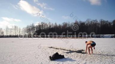 一个男人在<strong>霜冻</strong>的日子潜入洞里，一个清澈的<strong>冬天</strong>在顿悟的<strong>霜冻</strong>上，俄罗斯传统在<strong>冬天</strong>游泳，