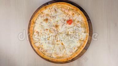 厨师把西红柿和生菜放在<strong>披萨</strong>上，<strong>鸡肉</strong>和奶酪放在木板上。 双手特写..