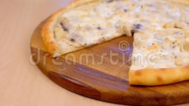 披萨没有一片，上面有蘑菇，香槟和奶酪，在<strong>桌子</strong>上的<strong>木板</strong>上。 特写侧视..