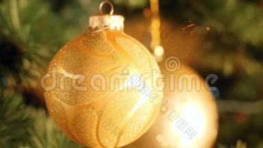 <strong>圣诞树</strong>上美丽的金色花苞和发光的灯光的宏观<strong>视频</strong>