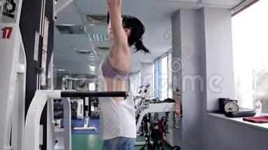 运动的女人在健身房锻炼手背的肌肉。 <strong>旋转门</strong>，那个锻炼身体的女孩