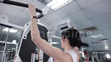 运动的女人在健身房锻炼手背的肌肉。 <strong>旋转门</strong>，那个锻炼身体的女孩
