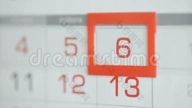 女人`在墙上的日历上交办公室更改日期。 变动5至6