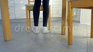 女人从桌子上站起来，踩着桌子下面的面包屑，摇着脚。 双脚特写..